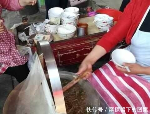天天|这家小店20年只卖一碗汤,店里天天挤不下,顾客坐街边也要喝1碗