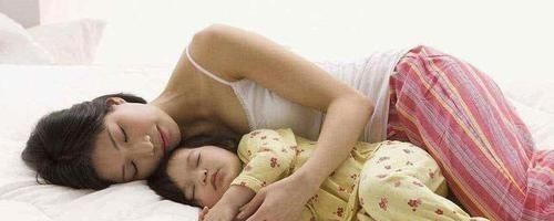 孩子|宝爸“左拥右抱”俩女儿睡午觉,镜头转到儿子后,宝妈立马急了