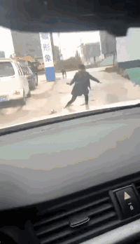 |搞笑GIF趣图:妹子,你就不要再跳了,看把孩子吓成啥样了!