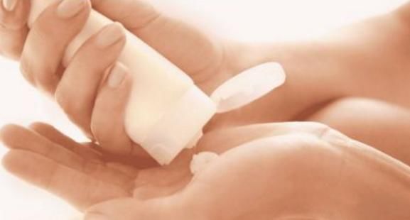 鼻翼两侧挤出白色分泌物是啥？别再用手挤了，当心越来越多