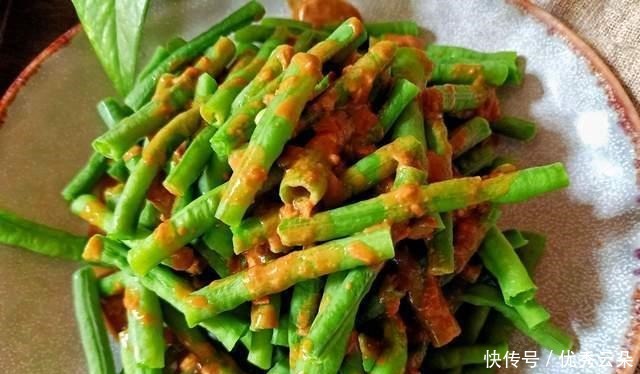 豆角与芝麻酱是好“搭档”，清爽爽口，酱汁飘香四溢