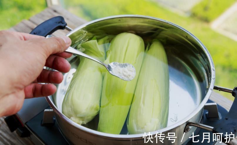 朋友们|刚知道，煮玉米不能只放清水！再加这2味，玉米软糯清甜，超好吃