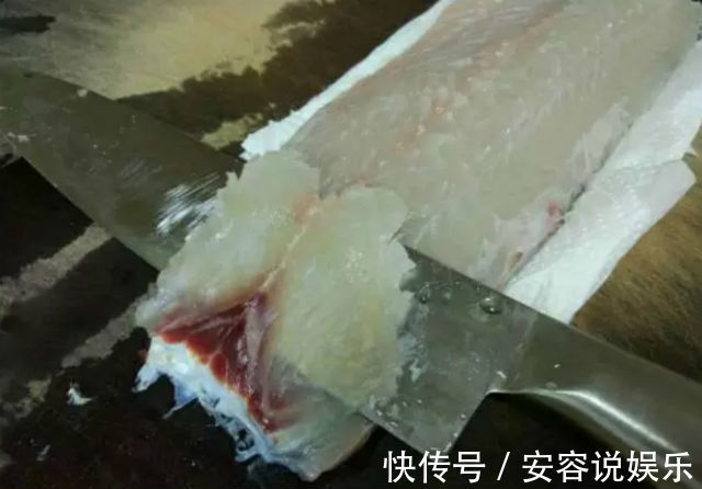 酸菜鱼用上这做法,鱼片滑嫩,酸菜爽口,食欲全开连汤都喝光