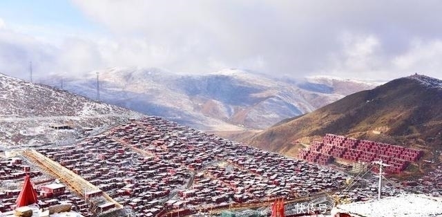 世界上最大的佛学院，隐藏在雪域高原的崇山峻岭中，令人震撼