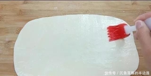 这个“饼”3天不吃就想的慌，金黄酥脆，又香又解馋，做法超简单