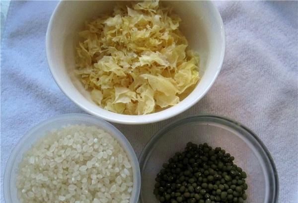 炖银耳汤直接放糖就大错特错了多加这“1步”,银耳羹清甜粘稠