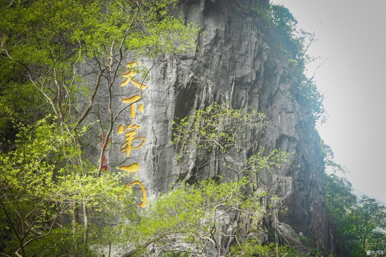 天门中断楚江开,碧水东流至此回—天门山