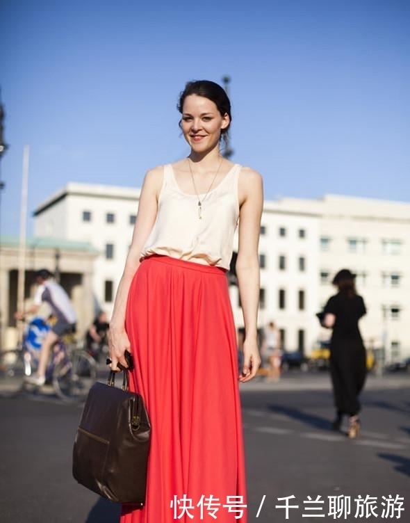 肤色|中年妇女不想被人说老,裙子多穿这4种年轻色,时髦减龄不过时!