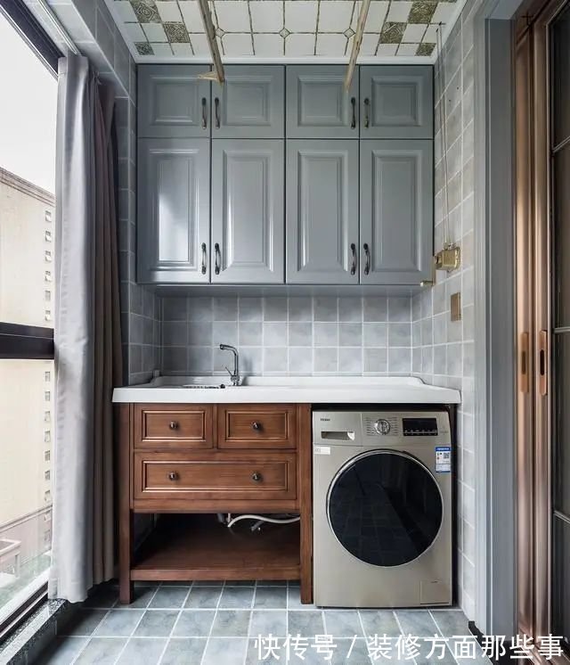 玄关|138平三居室没有玄关进门就是客厅,蓝灰色收纳柜,看起来很有质感