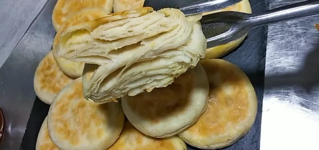 五香发面饼的做法,外酥里香暄软蓬松,传统配方小时候的味道