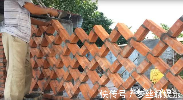 水泥|家里剩2车红砖,老爸就砌了个院墙,一格一格镂空通风全村第一家