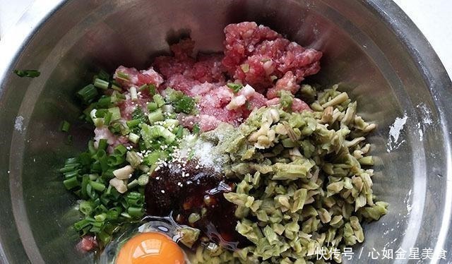 冷天,我常买它包饺子,泡好切碎拌进肉馅里,脆嫩鲜美,吃着真香