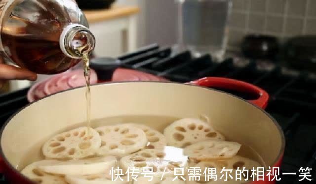 莲藕一焯水就发黑？多做这1步，藕片白净脆爽更入味