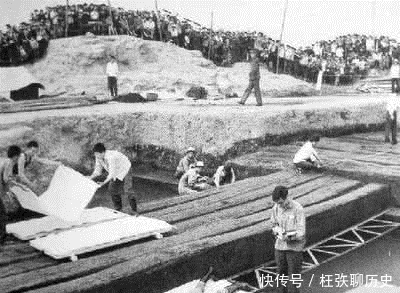 考古专家|40多岁的男墓主,墓里有21个女孩和他的一条狗,专家:心机男