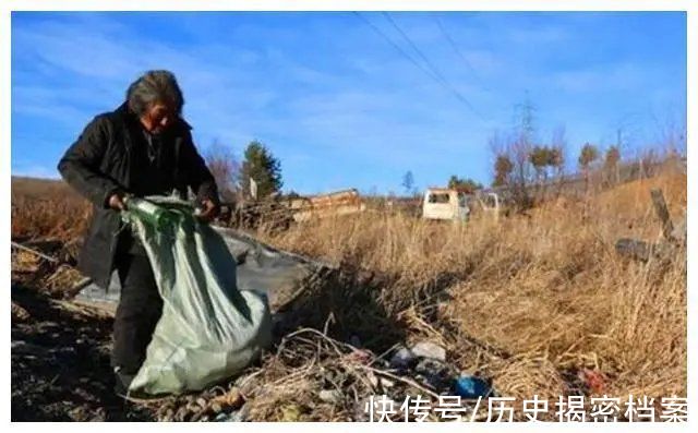 老人|拾荒老人捡到7斤铁棍，熔炼成4斤黄金，考古专家：3个亿没了