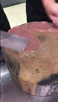 |搞笑GIF:坐电梯遇到的仙女,她看我的眼神好怪哦