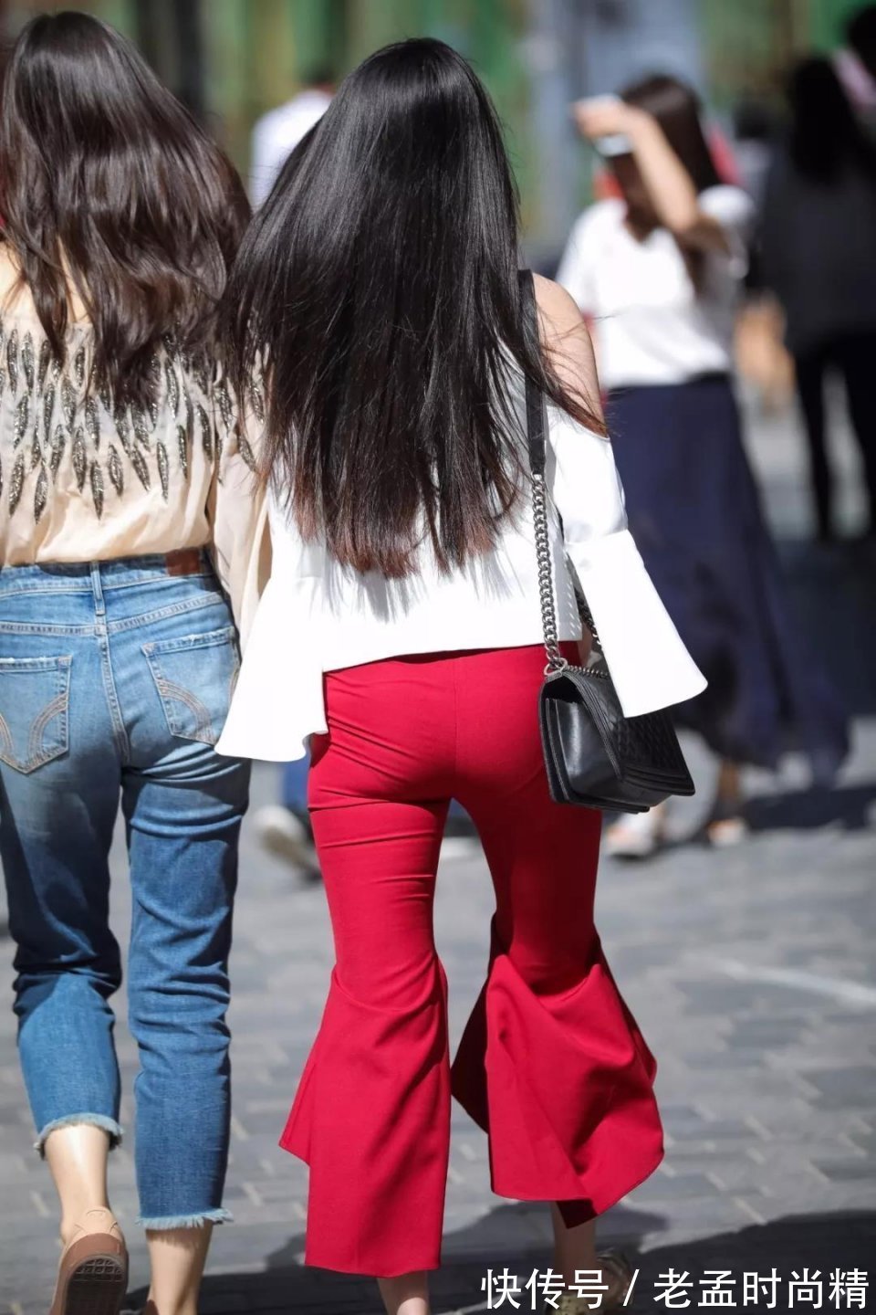 喇叭裤|街拍: 穿红色紧身喇叭裤的翘臀美女, 风韵的气质显得格外迷人!
