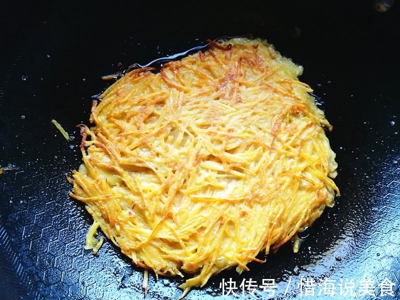 两个鸡蛋,一个地瓜,搅一搅,煎一煎,一会就做出一份早餐鸡蛋饼