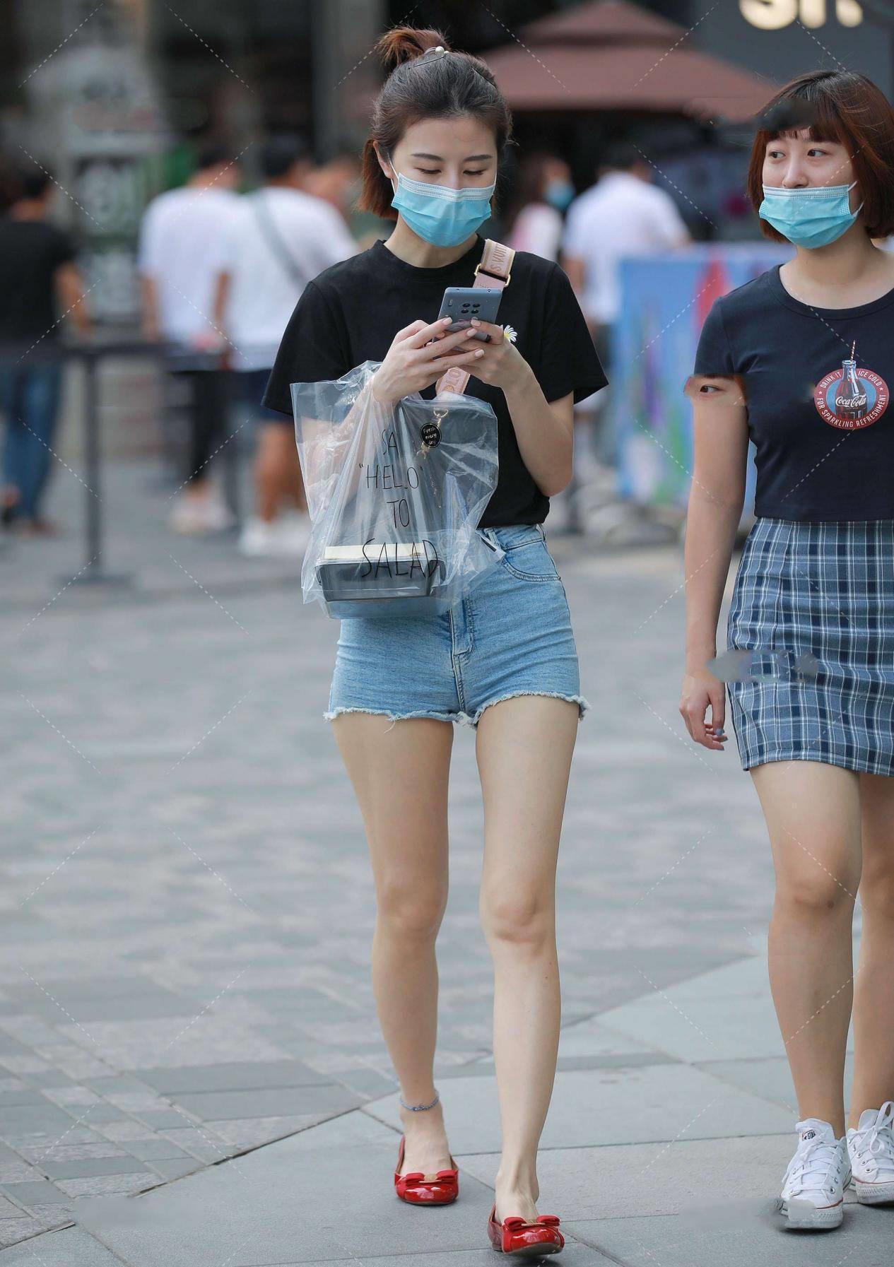 小姐姐|休闲牛仔短裤，这样搭配简单时尚，又有青春感