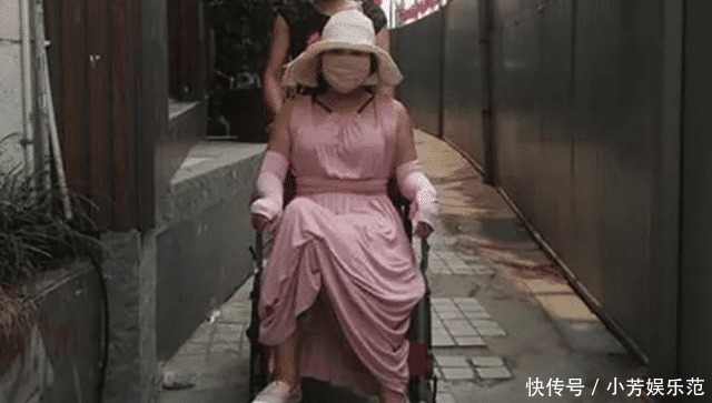 “粉红宝宝”为了美13年整形200多次,如今只能坐在轮椅上