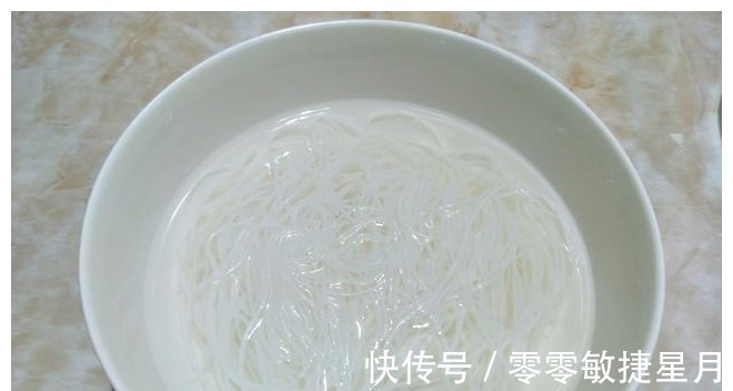 和面|入伏后,吃馅饼就选这馅,只要2元1斤,便宜美味,全家1锅不够!