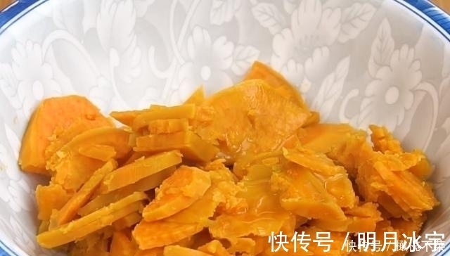 老左|秋天多吃红薯，加一张手抓饼，简单一做，又香又酥脆，比烤的好吃