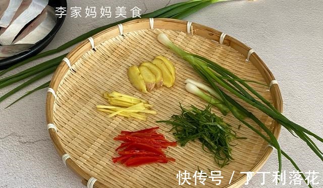 清蒸鱼时,最忌冷水下锅,掌握3个技巧,鱼肉鲜嫩无腥味,真鲜!