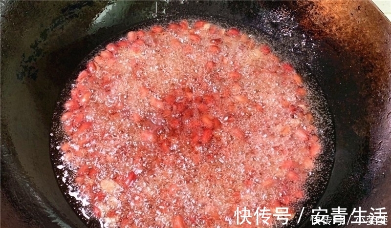 炸花生米时，别再只会放白酒了，多加1步，花生嘎嘣脆，7天不返潮