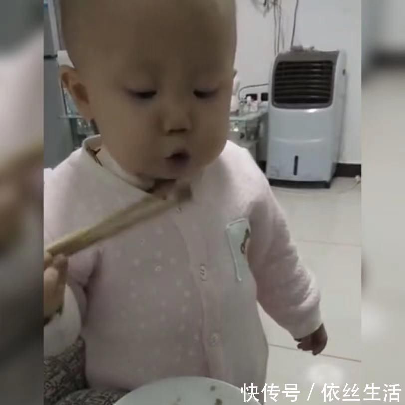 一日三餐|1岁萌娃变身“用筷子高手”火了,网友:动作真利索,比我还厉害