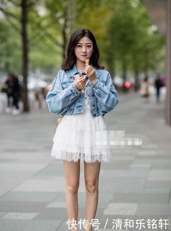 街拍:小姐姐太甜美了,这就是人们幻想中的校花的模样吧