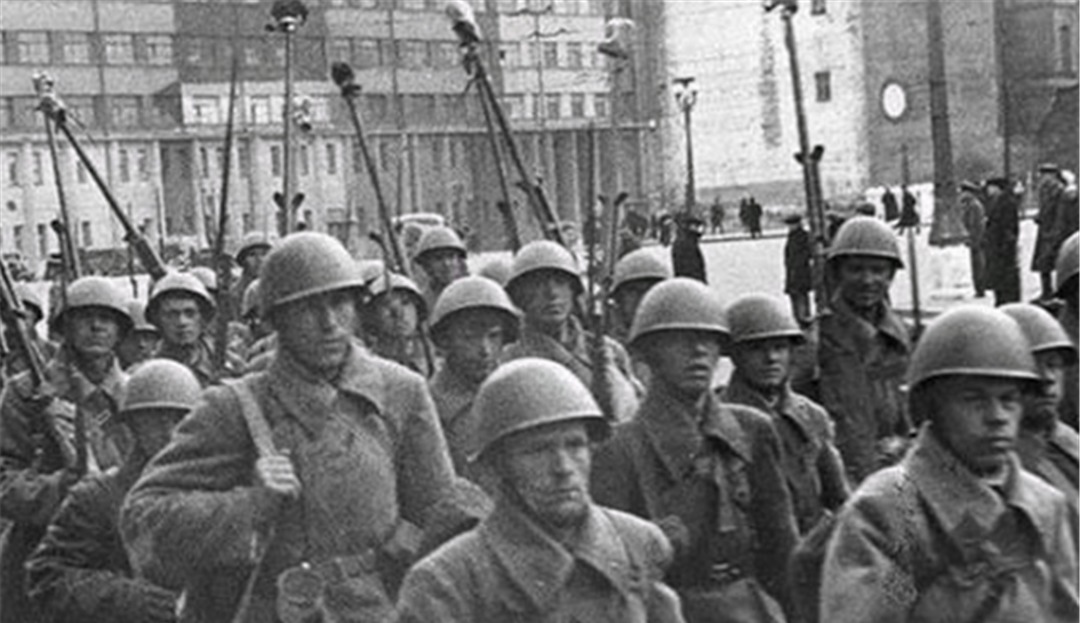 二战时期|为何苏联老兵都不愿意戴头盔,还劝新兵不要戴?