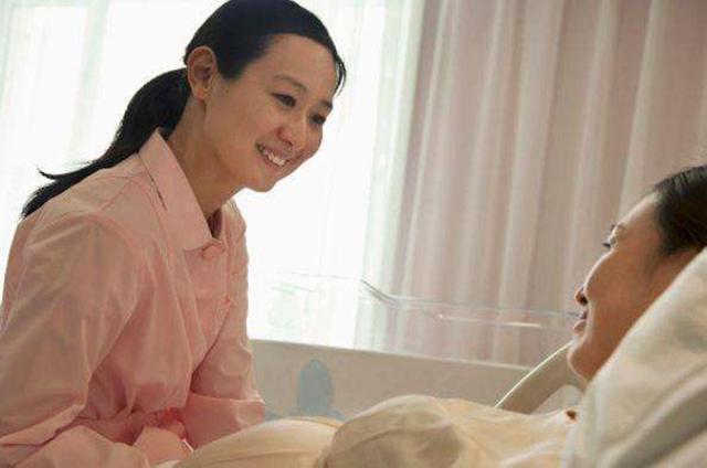 外婆|“年轻”外婆抱娃走红,看起来不过30岁,网友:简直太美了