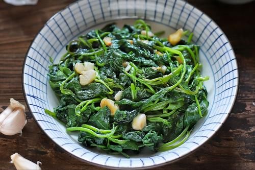 红薯叶|炒红薯叶，不能直接下锅炒，教你一招，红薯叶香嫩爽口，不发黑