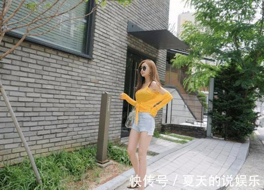 牛仔裤 针织背心搭老粗布半身短裙，黑色的穆勒鞋，更显女神气质