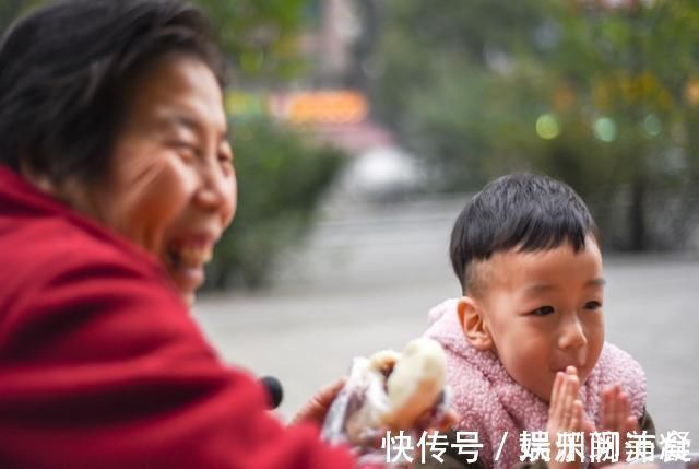 小家伙|孩子坦言更爱奶奶,邻居一再追问原因,孩子这番话让姥姥无地自容