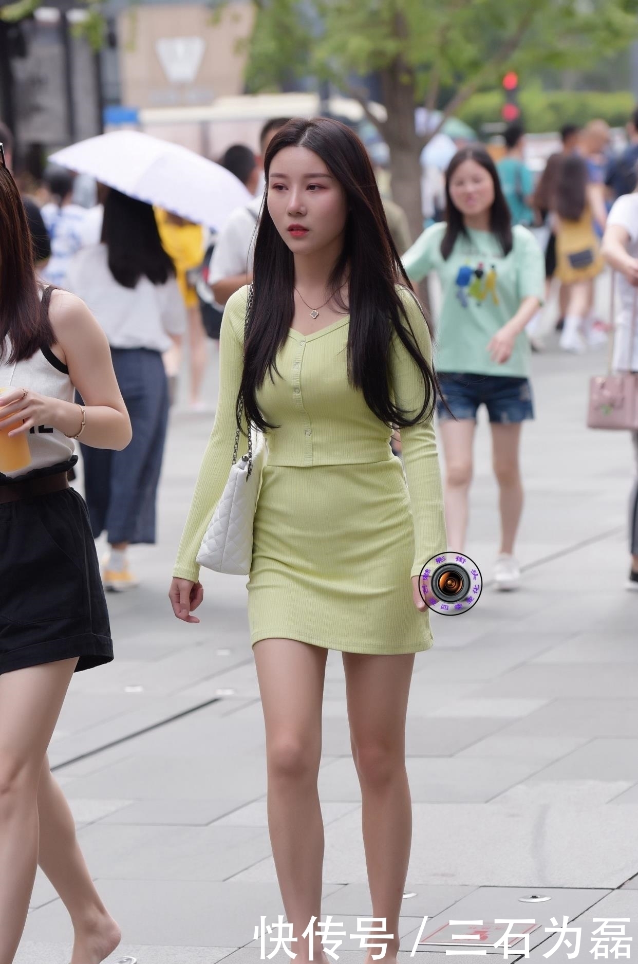 针织|秋天的裙子怎么选?美女穿针织面料的两件套裙子,保暖又洋气