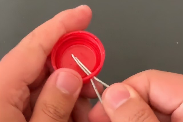 铁丝|塑料瓶盖上穿1根铁丝，解决了困扰大家的难题，做10个都不够用