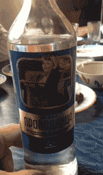 |搞笑GIF:姑娘,这么危险的房子你跑进去干嘛去了