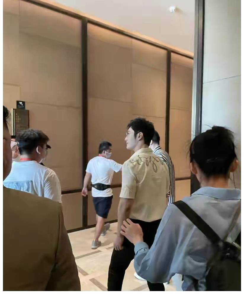 姚安娜|《中餐厅5》开启录制，黄晓明身材清爽帅气，龚俊和丁真加入