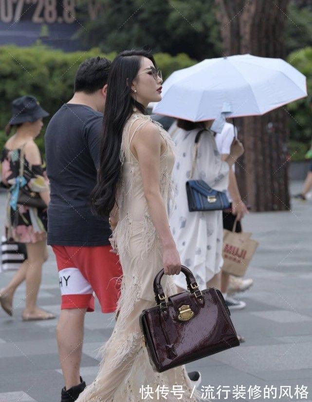 高跟鞋 美女脚上搭配一双橙色系的小高跟鞋,既不会累脚又可以彰显时尚