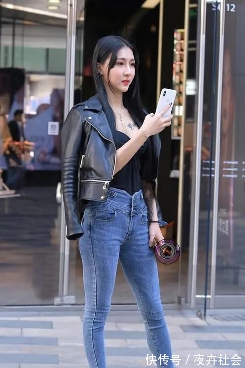 吊带 牛仔打底裤搭配时尚绿色上衣，打造整体风格，让人感觉很舒服