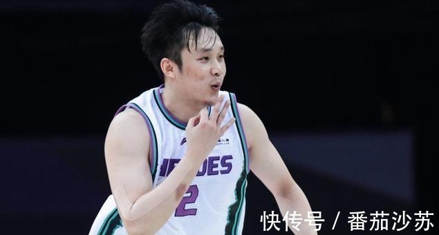山东队|强烈不满,键时刻错判,丁彦雨航2次冲裁判暴怒,反被吹违体