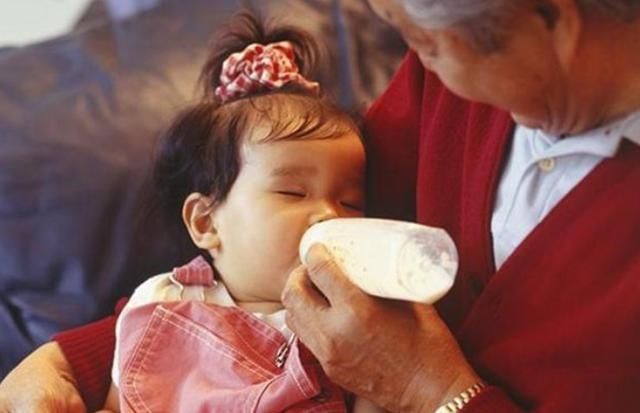 喂奶|宝宝喝完奶后“很乖”,奶奶却看出不对劲,及时出手救了孩子一命