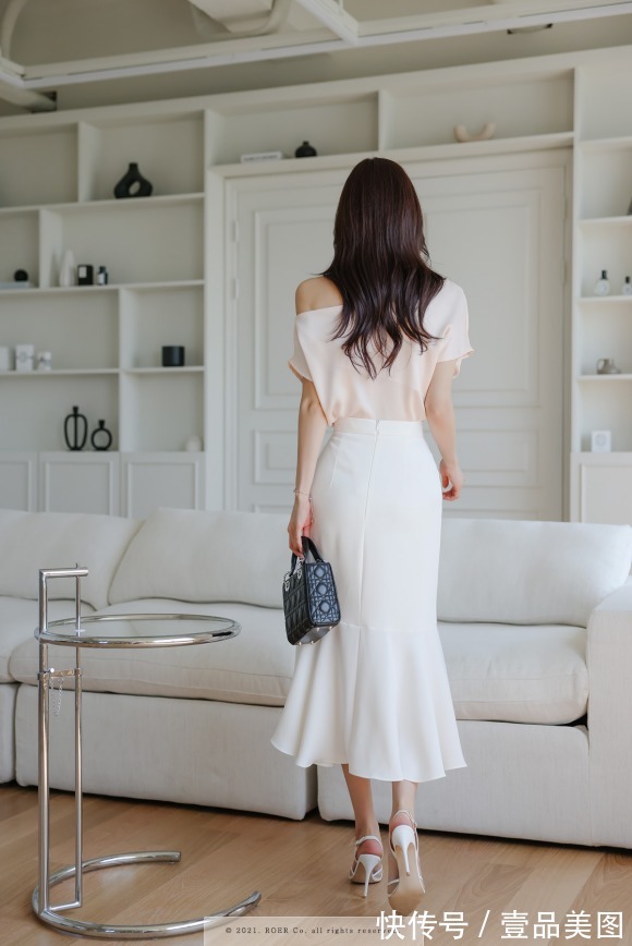时尚|女神孙允珠时尚搭配:荧光驼色淡粉斜肩白瓷鱼尾裙