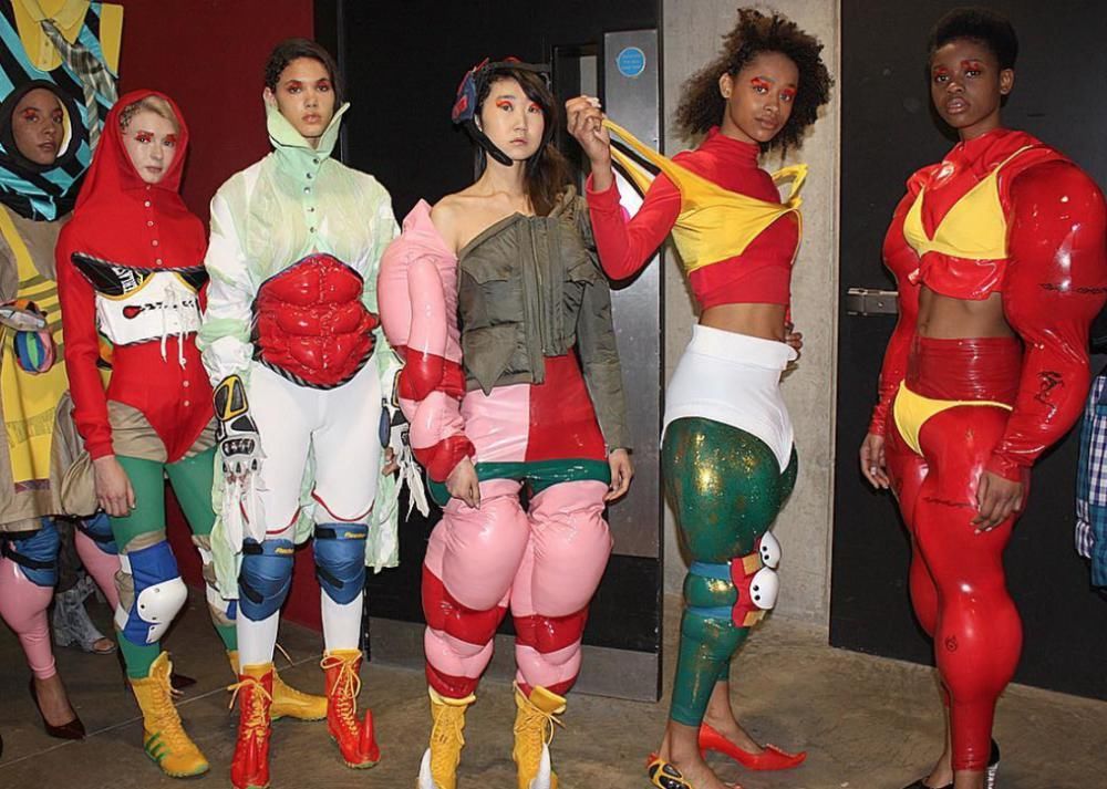 他把小时候偷看到的东西变成了今天的时尚