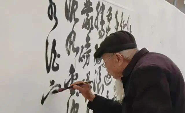 字字|大隐隐于市!90岁的大爷墙体上写草书,笔笔惊艳,字字有水平