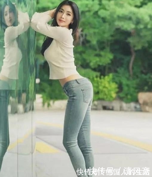 凸显|牛仔裤美女:精致优雅,展现迷人气质,凸显时尚潮流!