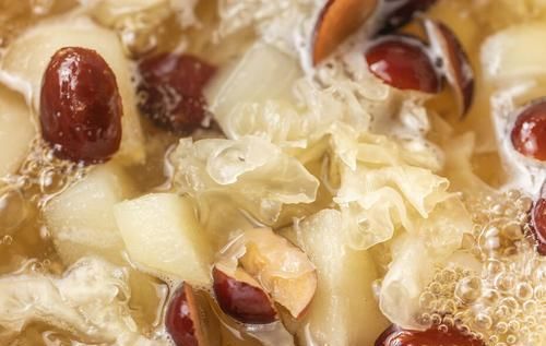 炖银耳要想出胶快又多，教你一招，炖出来黏稠又好喝