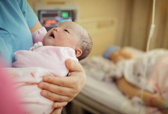 鲜牛奶|8个月孩子肠坏死,原因竟是吃错辅食,这3种食物尽量别给娃吃