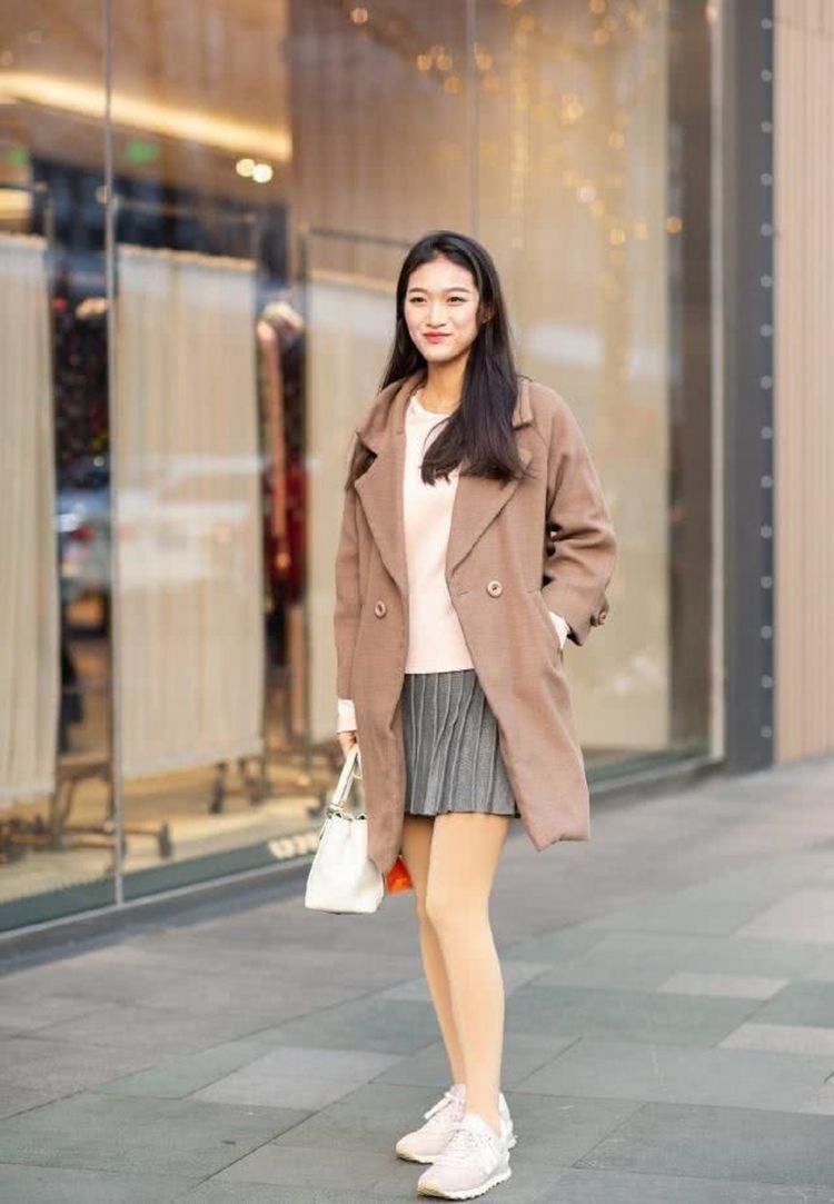 穿搭|街拍美女:休闲裤的穿搭,塑造出极品的腰臀线